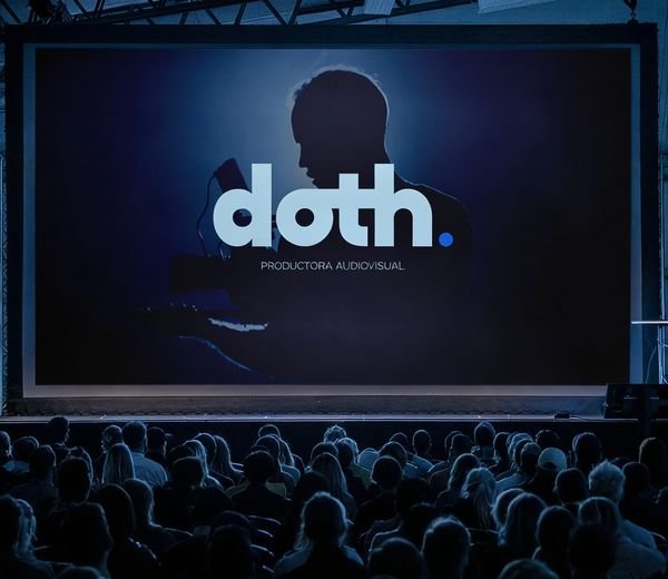 Sala de proyección con el logo de DOTH en la pantalla