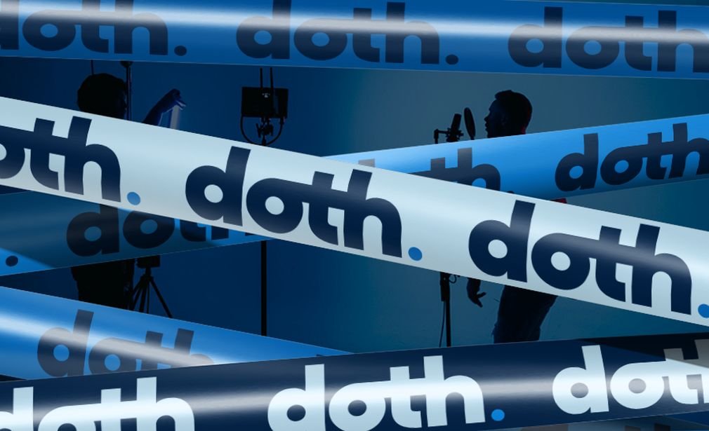 Cintas con el logo de DOTH repetido cruzando un plató azul
